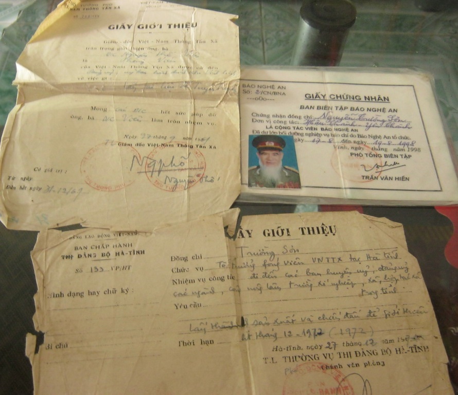 Những tấm giấy giới thiệu được ông lưu giữ rất cẩn thận. 