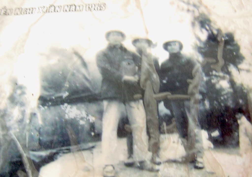 Hình ảnh hiếm hoi ông cùng đồng đội chụp tại chiến trường còn được lưu giữ như một kỷ vật.