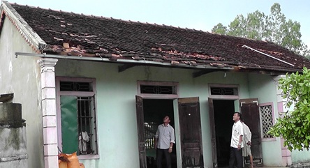 Mưa lớn và lốc xoáy "càn quét" gây thiệt hại lớn - 7 Nhà bị sập, tốc mái hư hỏng nặng.