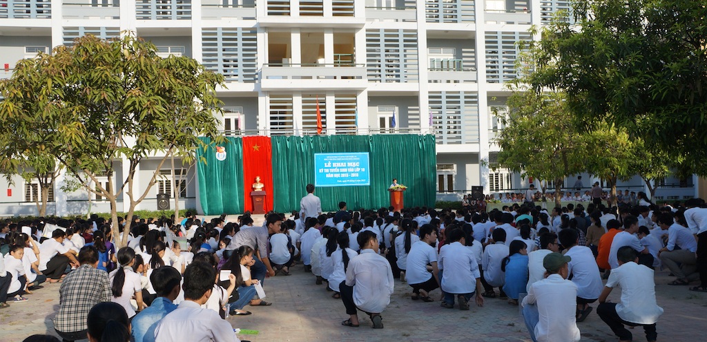 Hôm nay, nhiều địa phương tổ chức thi vào lớp 10 - 8 Khai mạc kỳ thi vào lớp 10 tại Trường THPT Huỳnh Thúc Kháng. (Ảnh: Nguyễn Duy)