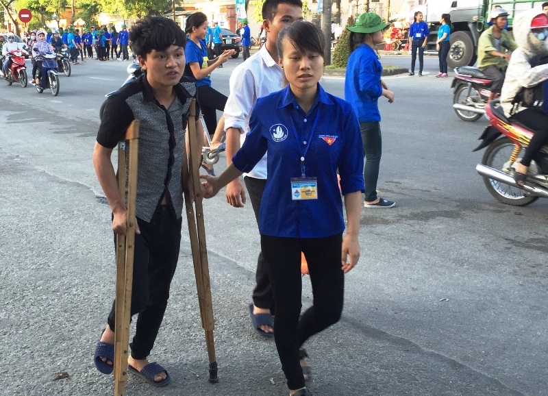 Tuấn được các sinh viên tình nguyện giúp đỡ, tư vấn sau khi đặt chân đến thành phố Vinh.