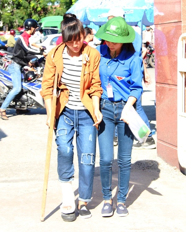 SVTN giúp đỡ thí sinh đi lại dép.