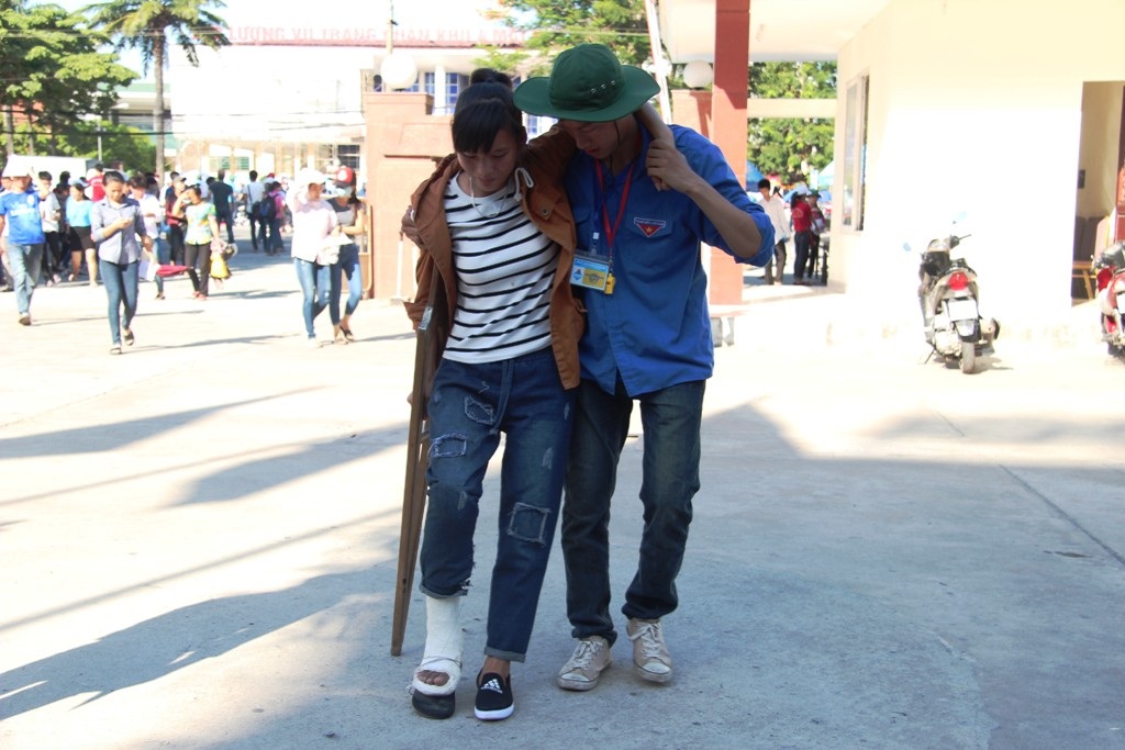 SVTN giúp đỡ thí sinh đi lại dép.