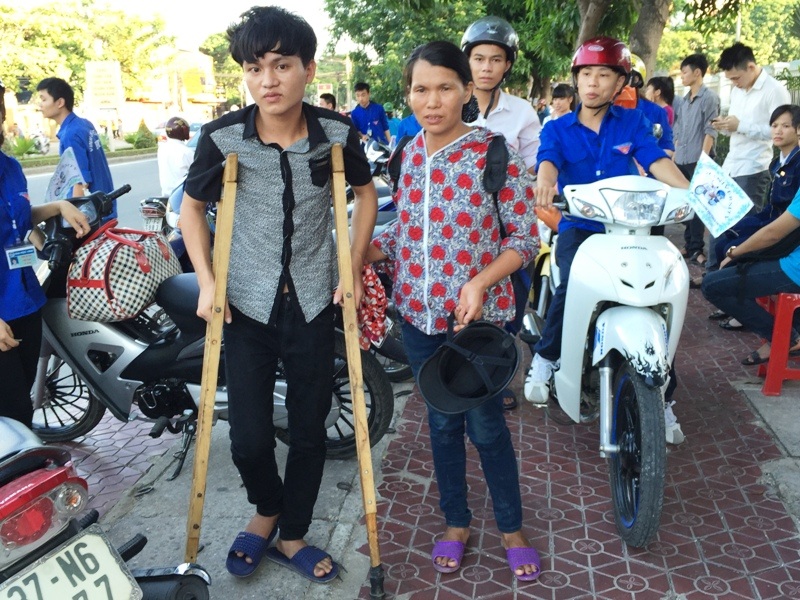 Tuấn cùng mẹ tại cụm thi Vinh.