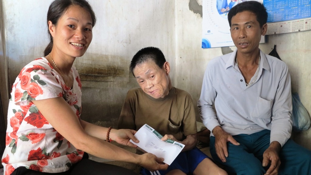 Thay mặt PV Dân trí, bà Nguyễn Thị Thảo - Phó chủ tịch UBND xã Nam Lộc trao số tiền 