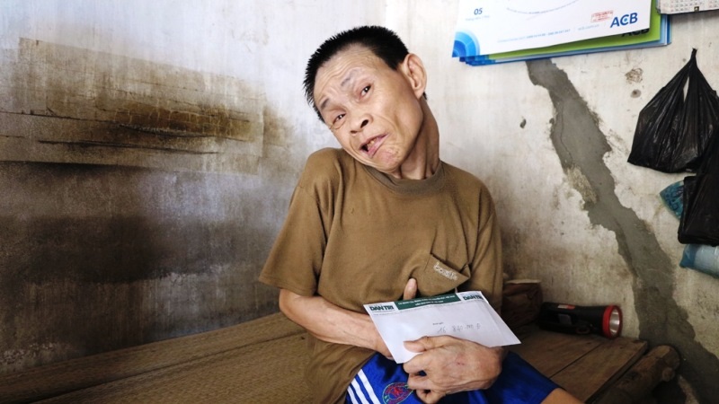 Ông Đậu Văn Kính năm nay đã hơn 60 tuổi không cha mẹ, phải sống nương nhờ vào gia đình em gái.