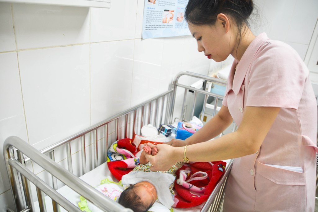 Cứu sống thai nhi trong bụng người mẹ nguy kịch vì tai nạn giao thông - 1 Sau khi được đưa ra khỏi bụng mẹ, bé trai đang tiến triển sức khỏe rất tốt.