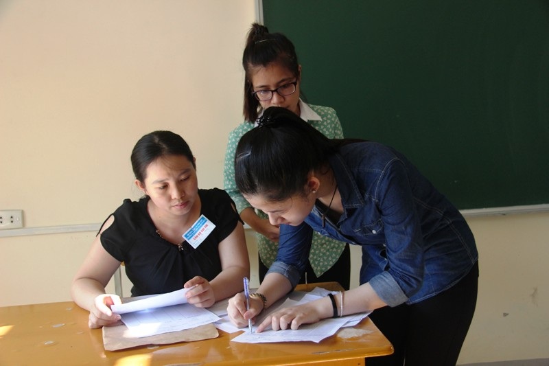 Các em ký chữ ký sau khi hoàn tất trong buổi làm thủ tục thi.