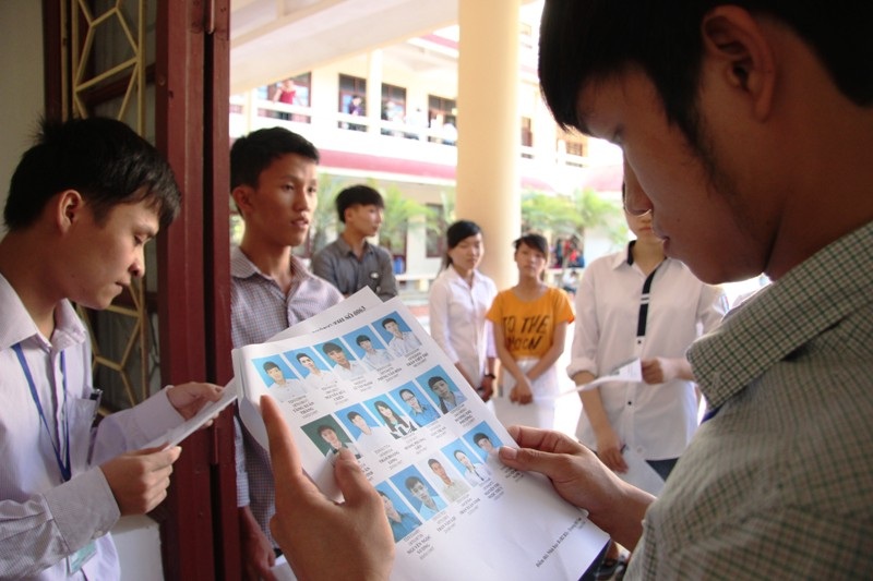 Cán bộ coi thi gọi thí sinh vào phòng thi...