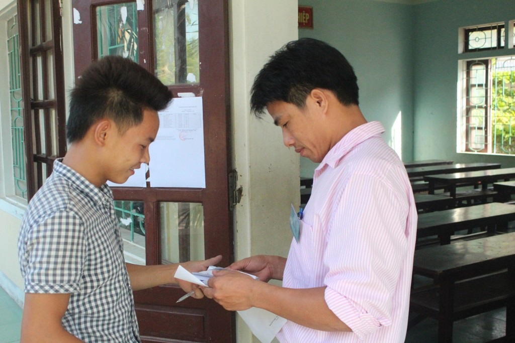 Thí sinh Phạm Xuân Hải làm thủ tục vào phòng thi.