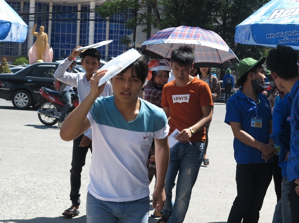 Sợ trễ thi chiều, thí sinh mắc võng ngủ trưa tại trường thi