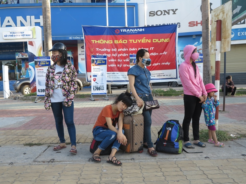 Sĩ tử mệt lả “rễu rã” rời trường thi sau khi kết thúc môn Hóa