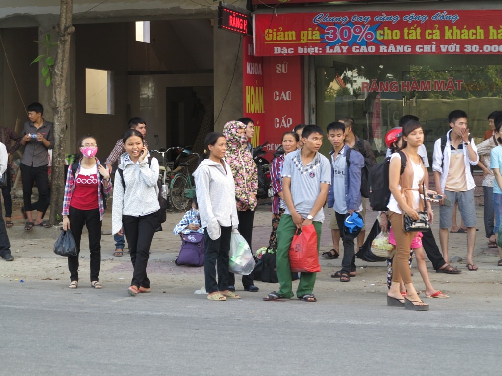 Dù đã chiều muộn nhưng nhiều sĩ tử vẫn rất vất vả mà vẫn chưa đón được xe.