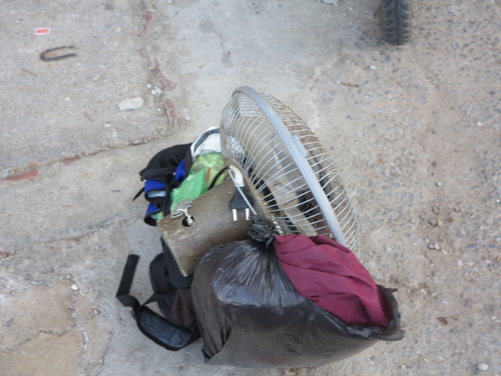 Sĩ tử mệt lả “rễu rã” rời trường thi sau khi kết thúc môn Hóa