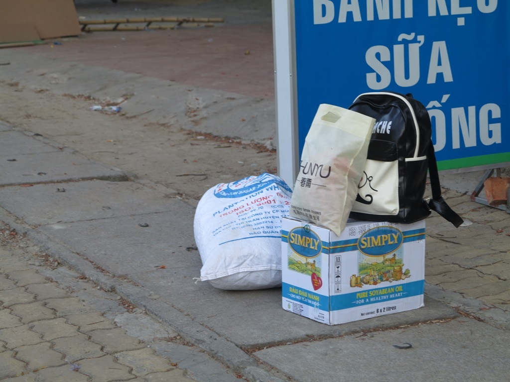 Sĩ tử mệt lả “rễu rã” rời trường thi sau khi kết thúc môn Hóa