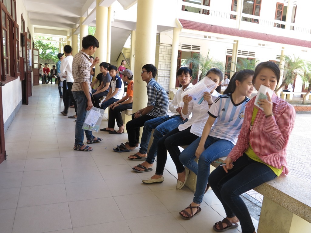 Các thí sinh đợi chờ trước phòng thi chờ đến giờ làm
bài.