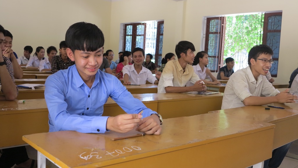 Thí sinh tại điểm thi trường Đại học Vinh trước giờ
phát đề thi môn Ngoại ngữ.