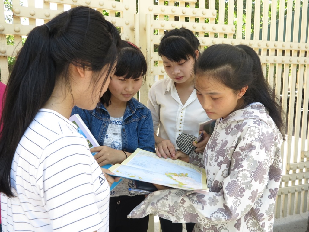 Các thí sinh trao đổi về bài làm của mình sau khi kết
thúc môn thi.