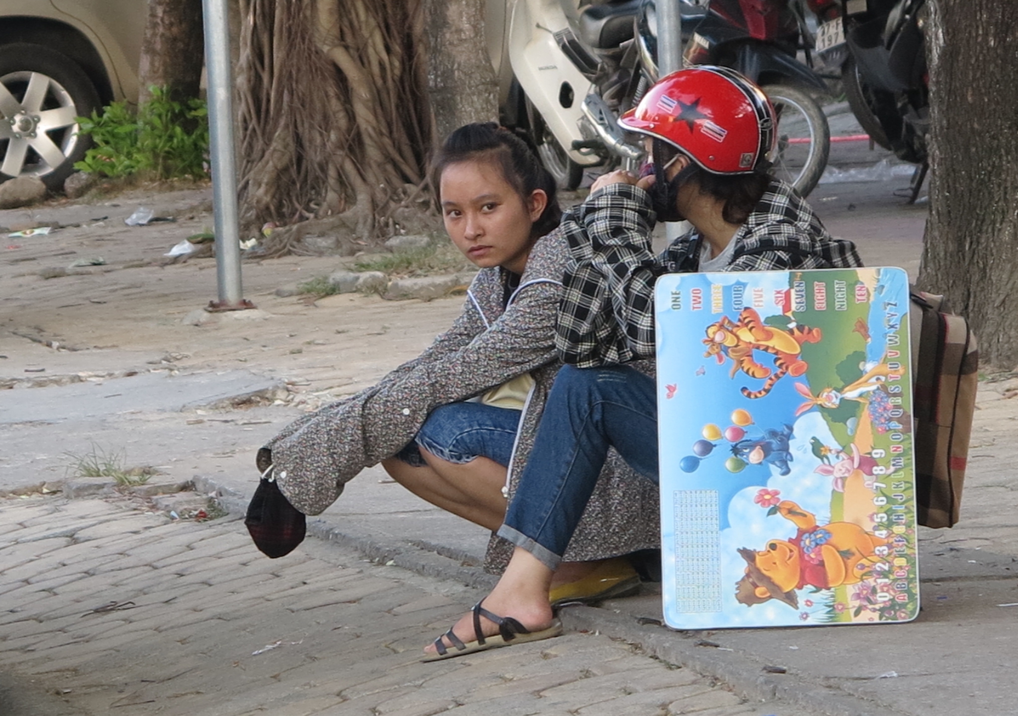 Gương mặt mệt mỏi của một nữ thí sinh khi một mình ngồi đợi chuyến xe trở về quê.