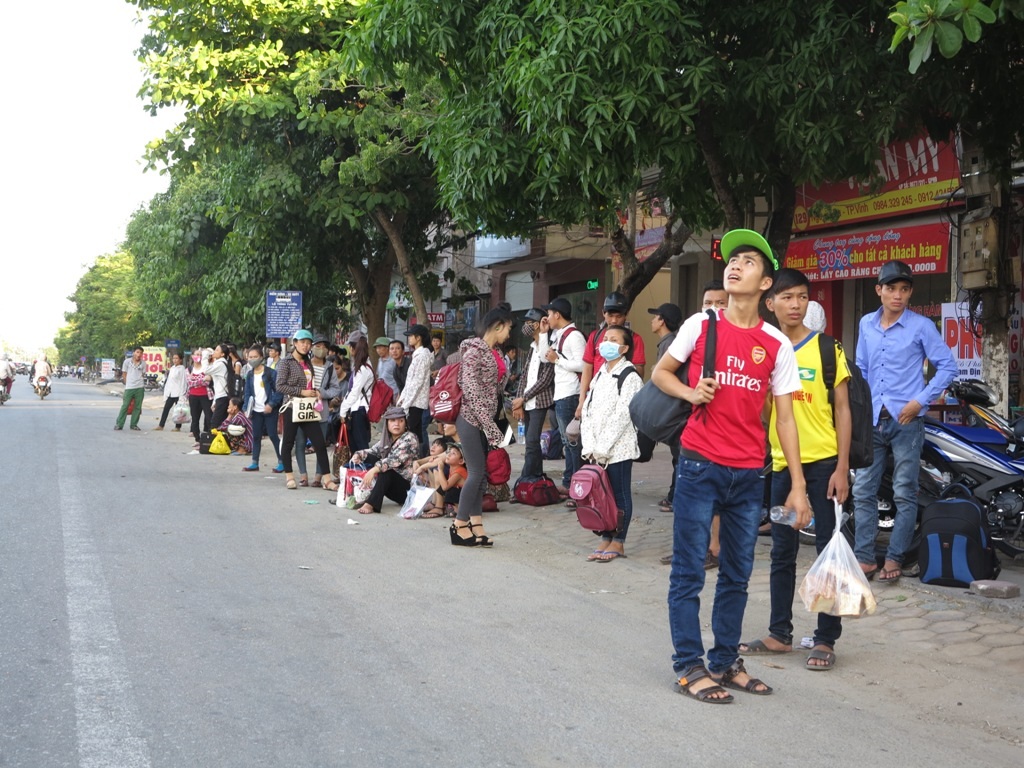 Sĩ tử “chen chân” tại một điểm dừng xe buýt.