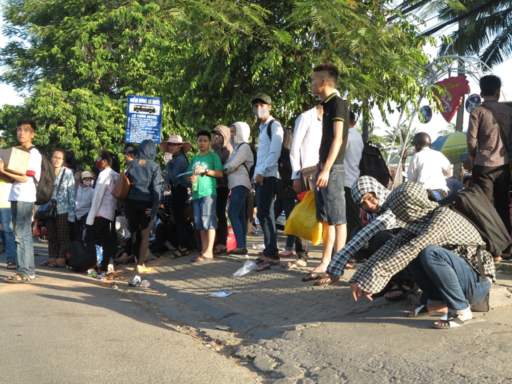 Sĩ tử “chen chân” tại một điểm dừng xe buýt.