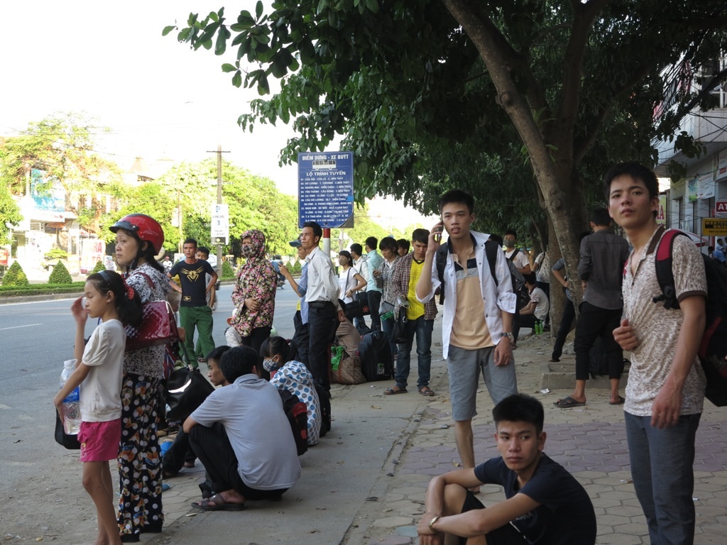 Sĩ tử “chen chân” tại một điểm dừng xe buýt.