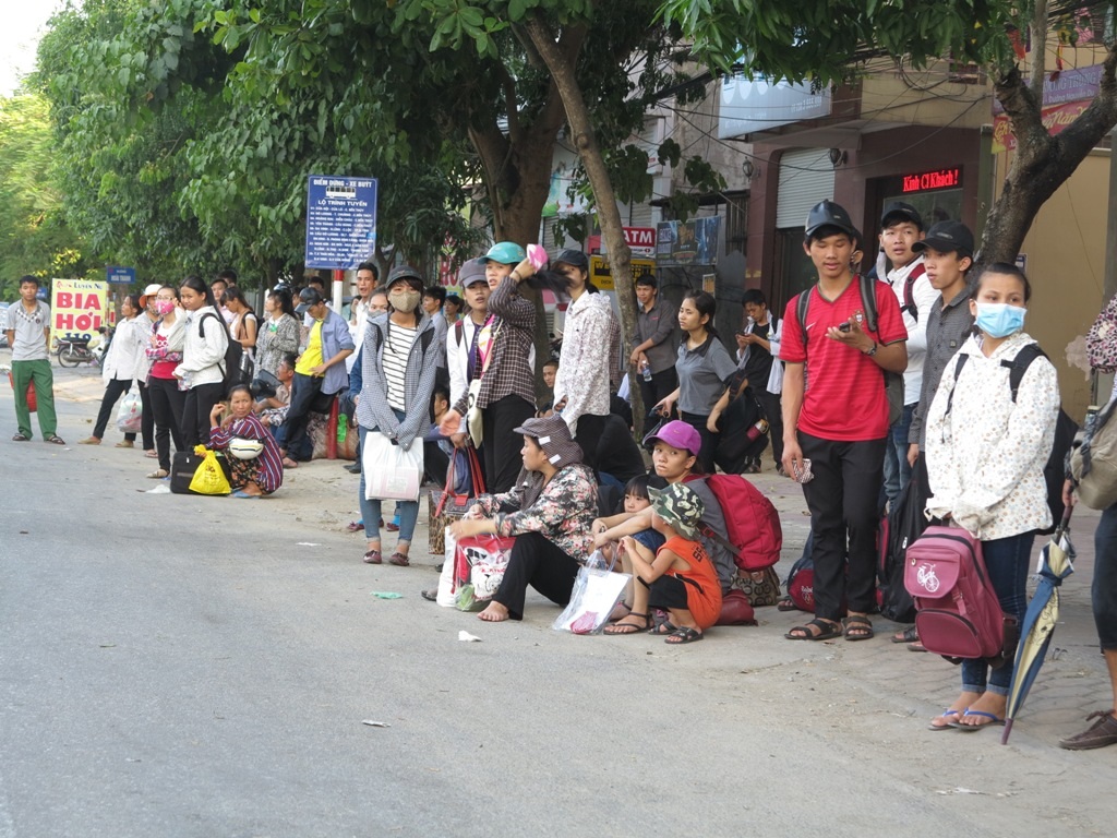 Sĩ tử “chen chân” tại một điểm dừng xe buýt.