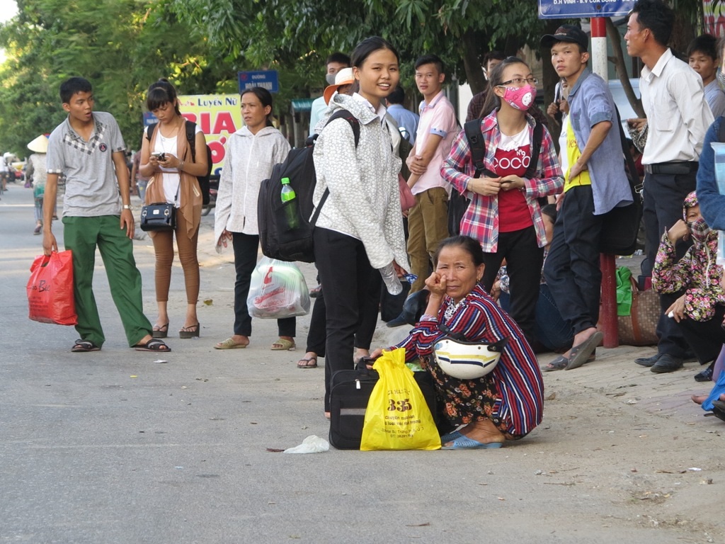 Sĩ tử “chen chân” tại một điểm dừng xe buýt.