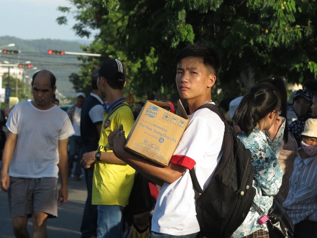 Một thí sinh lỉnh kỉnh đồ dùng nhưng vẫn kiên nhẫn đợi
xe buýt suốt một khoảng thời gian dài.