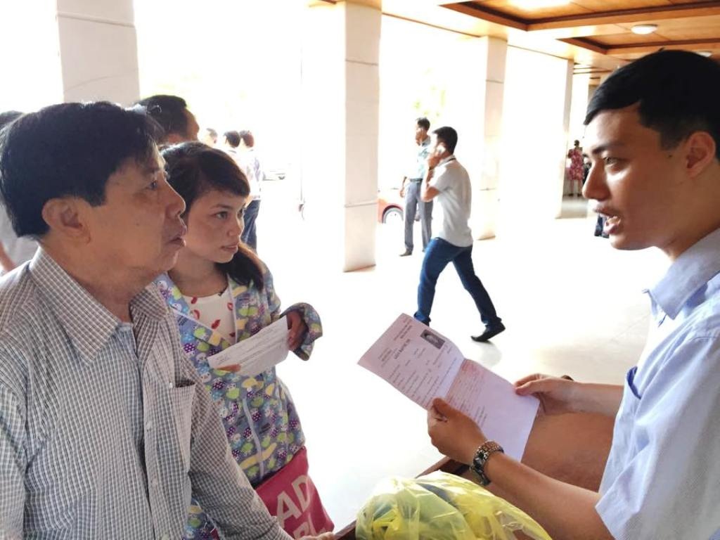 Cụm thi Vinh: 6 thí sinh không được dự thi do hạnh kiểm yếu - 4 Cán bộ trường ĐH Vinh đang hướng dẫn phụ huynh và thí sinh đi tìm địa điểm thi.