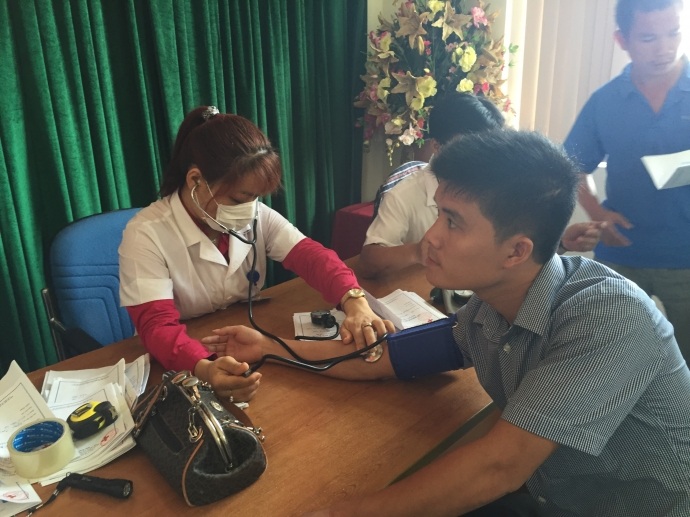 Nghệ An: Phát hiện 10 tài xế dương tính với ma túy - 1 Các tài xế xe khách Nghệ An được kiểm tra sức khoẻ.