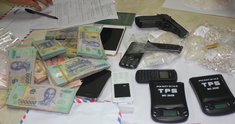 Tang vật vụ việc gồm súng, tiền...