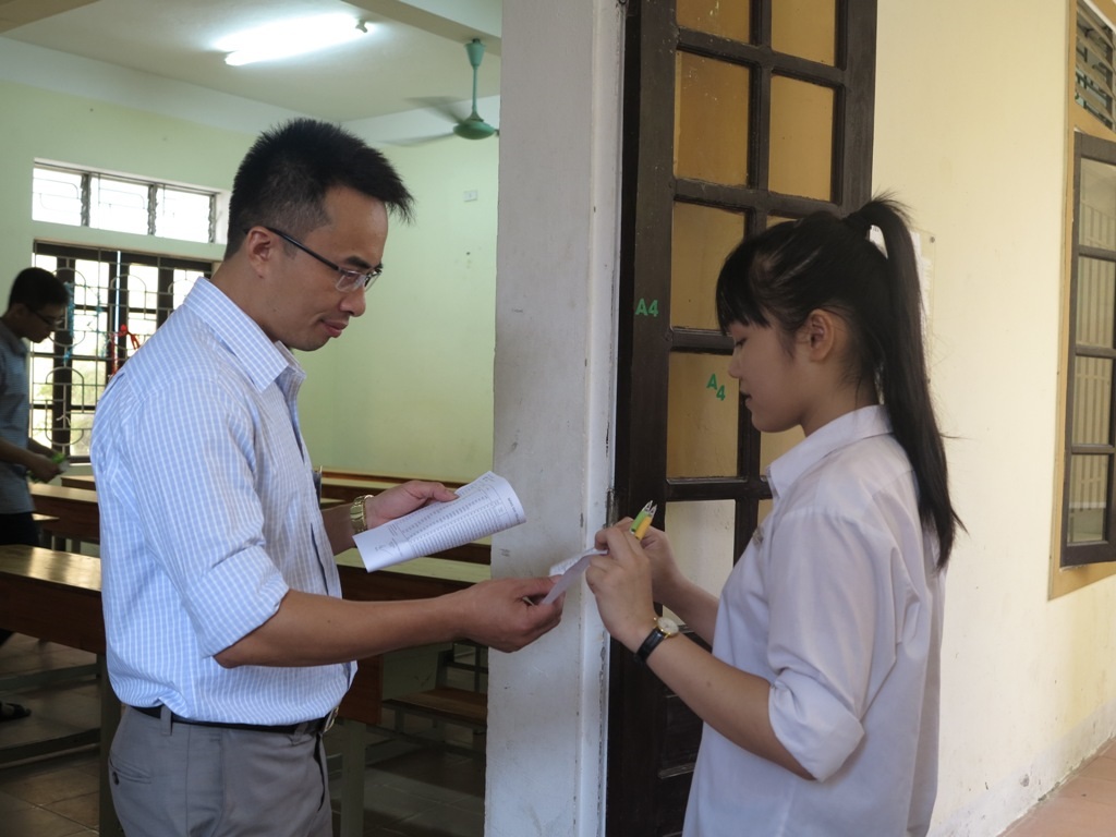 Các thí sinh tranh thủ trao đổi kiến thức trước lúc bước vào phòng thi.