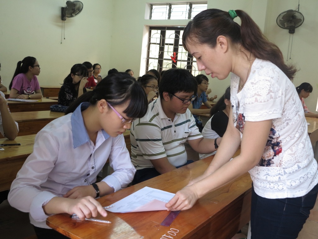 Cán bộ hướng dẫn thí sinh làm thủ tục trước giờ thi.