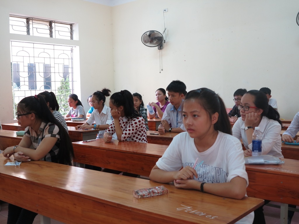 Phút giây đợi chờ để nhận đề bài, ai nấy cũng tỏ ra vô cùng lo lắng, hồi hộp.