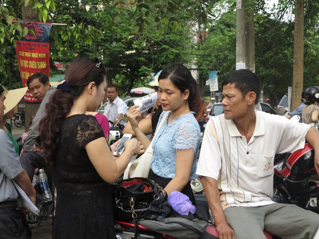 Phút giây đợi chờ để nhận đề bài, ai nấy cũng tỏ ra vô cùng lo lắng, hồi hộp.