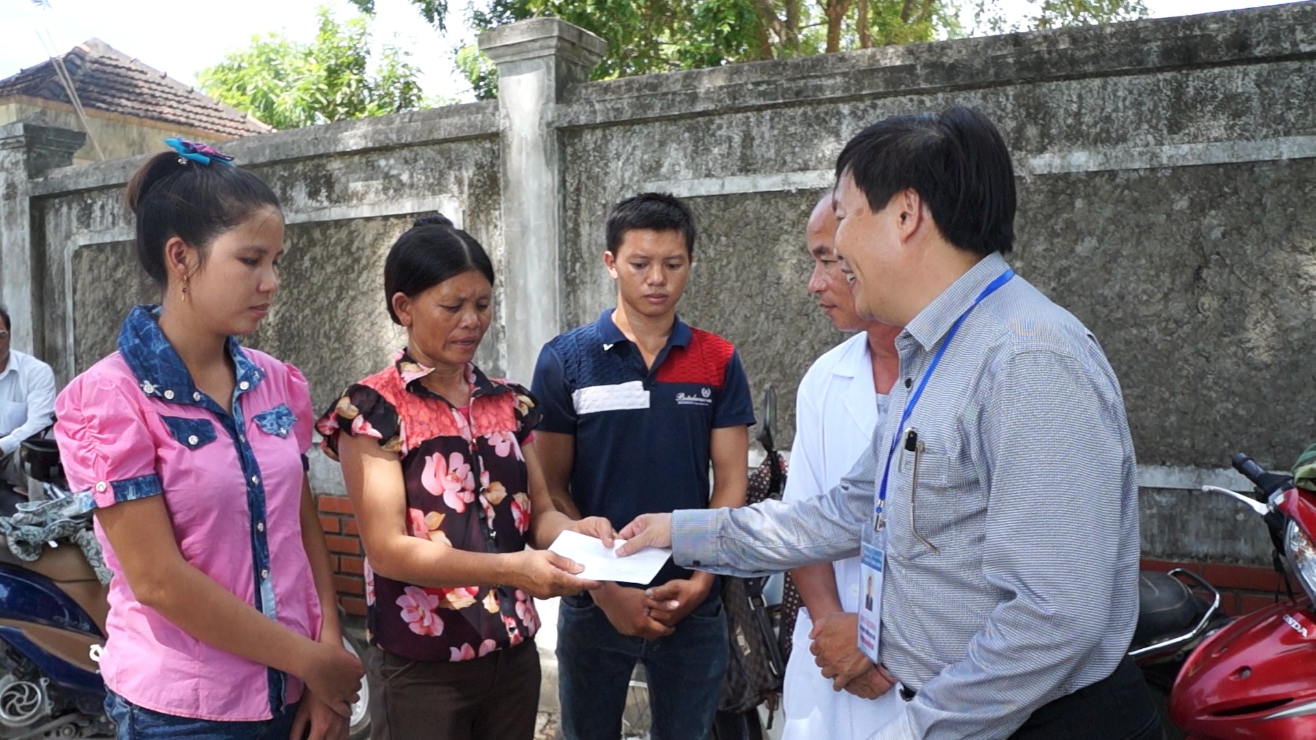 Cảm động thí sinh vừa mổ ruột thừa vẫn không bỏ thi