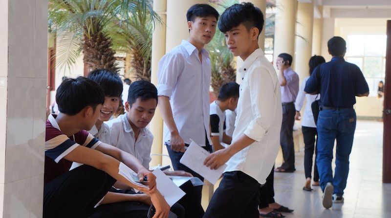 Đi thi từ lúc tờ mờ sáng - 10 Thí sinh đến địa điểm thi khá sớm.