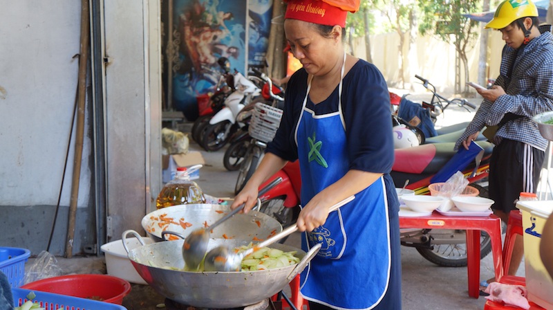 Rơi nước mắt với tình cảm người dân dành tặng thí sinh và phụ huynh - 6 Ngay từ sáng sớm quán cơm của một tổ chức từ thiện đã sẵn sàng.