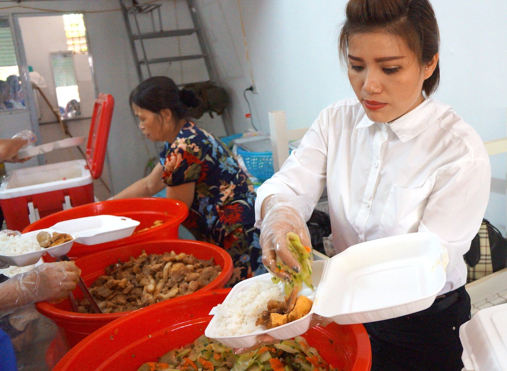 Rơi nước mắt với tình cảm người dân dành tặng thí sinh và phụ huynh - 7 Cho cơm, thức ăn vào hộp... chờ thí sinh và người nhà đến ăn miễn phí.
