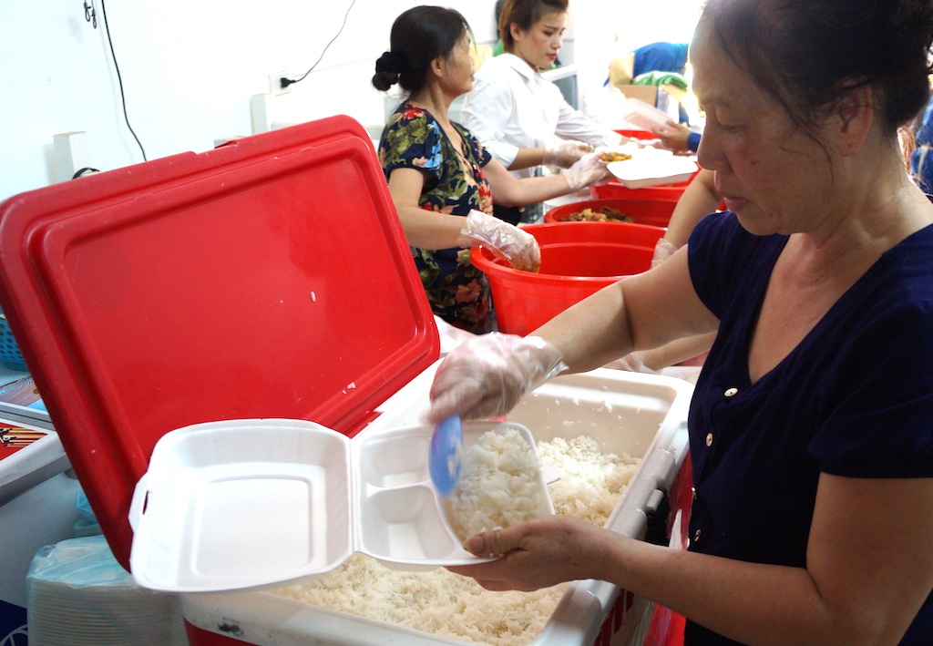 Rơi nước mắt với tình cảm người dân dành tặng thí sinh và phụ huynh - 8 Cả nhóm làm việc cật lực.