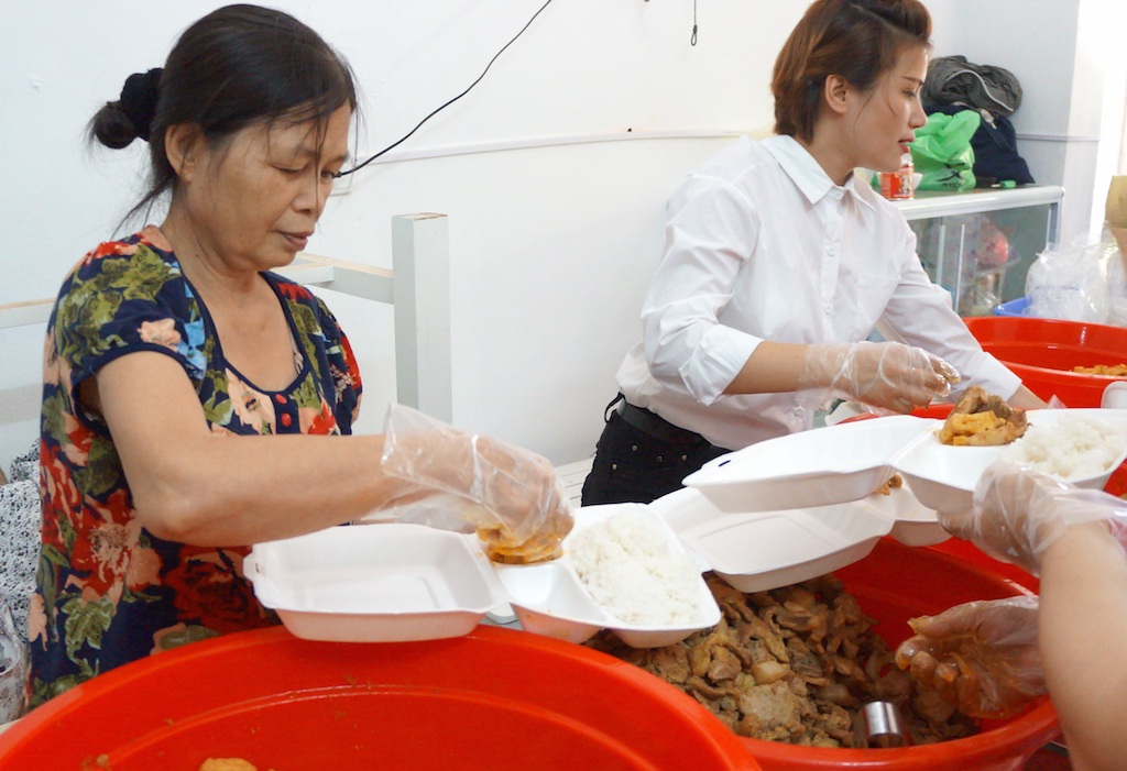 Rơi nước mắt với tình cảm người dân dành tặng thí sinh và phụ huynh - 9 Cả nhóm làm việc cật lực.