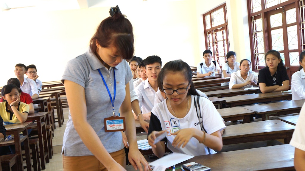 Chùm ảnh: Thí sinh căng thẳng trong phòng thi môn Toán - 10 Cán bộ coi thi kiểm tra, đối chiếu lại thông tin lần cuối. (Ảnh: Nguyễn Duy)