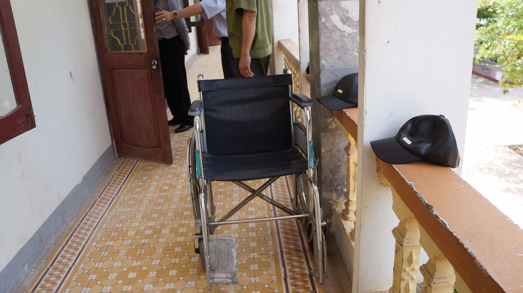 Phía bên ngoài hành lang là chiếc xe lăn để Thuỷ đi lại. 