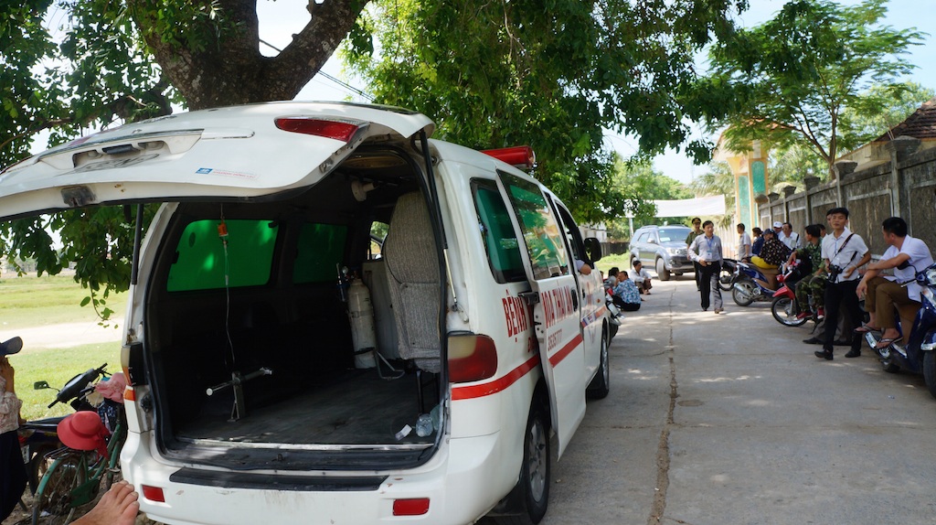 Phía bên ngoài, xe cứu thương của BVĐK Thái An túc trực để đón đưa Thuỷ đi và về.