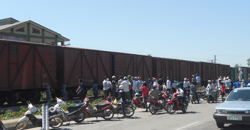 Đoàn tàu chở hàng phải dừng hơn 30 phút để giải quyết vụ tai nạn.