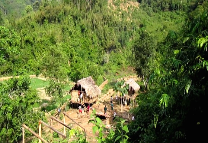 Dốc toàn lực truy tìm hung thủ truy sát 4 người trong một gia đình - 1 Khu vực lán trong rừng nơi xảy ra vụ thảm án 4 người trong một gia đình bị kẻ xấu giết hại.