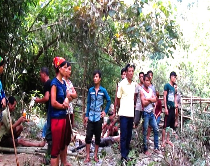 Ráo riết truy tìm hung thủ gây ra 4 người chết bí ẩn ở địa bàn biên giới - 11 Một vùng cây ở khu vực xảy ra chết chóc đã bị gãy đổ.