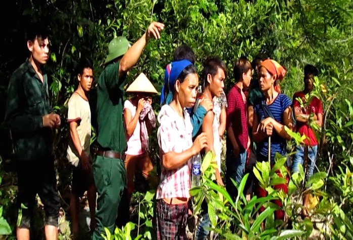 Ráo riết truy tìm hung thủ gây ra 4 người chết bí ẩn ở địa bàn biên giới - 13 Một vùng cây ở khu vực xảy ra chết chóc đã bị gãy đổ.