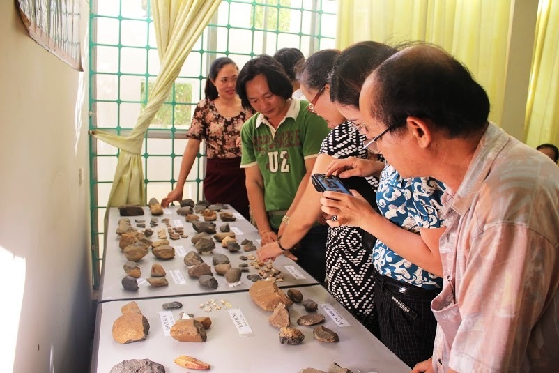 Một số hiện vật phát hiện tại các hang động ở Nghệ An.